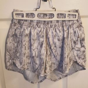 Lululemon Tracker Mid Rise Shorts Size 4, Grey/White print